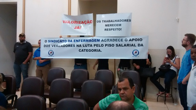 Classe da enfermagem do setor público faz manifestação em sessão da câmara Na sessão todos os vereadores abraçaram a causa e se solidarizaram com a classe da saúde pública. (Foto: Assessoria)
