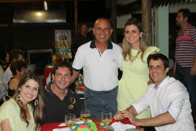 Daterra realização confraternização com funcionários Toninho junto com os filhos, nora e genro