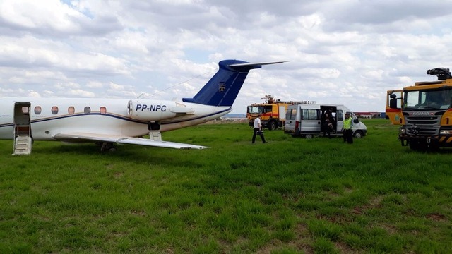 Jatinho que levava dupla Maiara e Maraisa sai da pista em aeroporto após pneu estourar, diz assessoria Incidente aconteceu na tarde deste domingo (15) (Foto: Fotos cedidas por Tuia do Paraná)