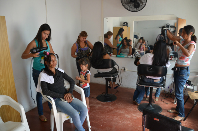 Tiveram início no segundo semestre de 2013 os cursos de desossa e recheios de frango, corte de cabelo e escova, inclusão digital, manicure e pedicure, design de sobrancelha e patch apliquê (Foto: Divulgação/ Assecom)