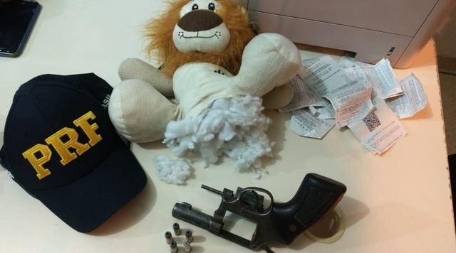 PRF prende casal que transportava revólver e maconha escondidos em urso de pelúcia Foto: Divulgação PRF