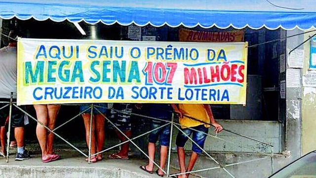 Sortudo da Mega-sena retira prêmio de R$ 107,9 milhões Faixa em frente à lotérica de onde saiu prêmio Foto: Divulgação
