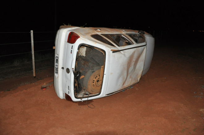 o motorista do gol branco, placas CMK 1398 de Chapadão do Sul, após perder o controle do veiculo e capotar, acabou abandonando o carro e deixou de comunicar o acidente a Policia Militar (Foto: O Correio News)