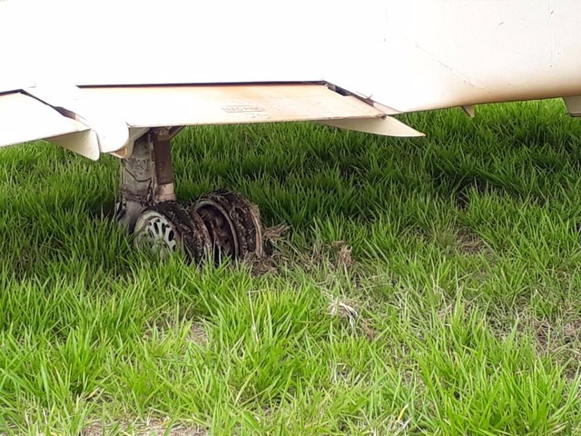 Jatinho que levava dupla Maiara e Maraisa sai da pista em aeroporto após pneu estourar, diz assessoria Pneu do jatinho furou, segundo a assessoria de imprensa da dupla sertaneja (Foto: Fotos cedidas por Tuia do Paraná)