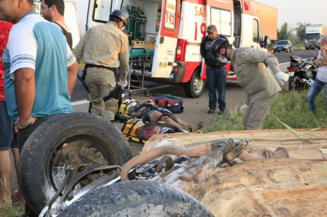 Motorista colide com carreta, capota veículo e morre na 163 Rapaz morreu e jovens foram levadas ao hospital em estado grave (Foto: PC de Souza / Edição de Notícias)