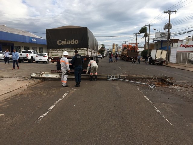 Caminhão derruba poste e fios em rua de Campo Grande, MS (Foto: Osvaldo Nóbrega/TV Morena)