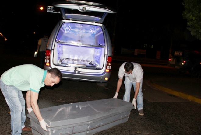 Motorista bêbado bate em motocicleta e mata mulher que estava na garupa Depois dos trabalhos da Perícia Técnica, equipe da agência funerária recolhe o corpo da vítima que foi levada ao Instituto Médico Legal (Fotos: Perfil News)