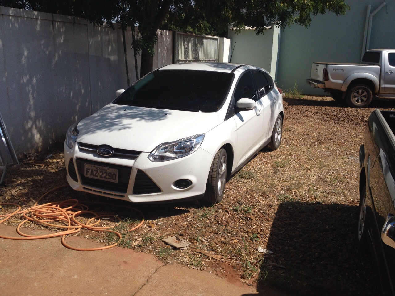 SIG de Três Lagoas aborda casal em veículo roubado e um foge Foi constatado, que o veículo apresentava placa clonada de outro carro de Campinas, além de adulteração no chassi e outras peças agregadas. (Foto: Divulgação SIG Três Lagoas)