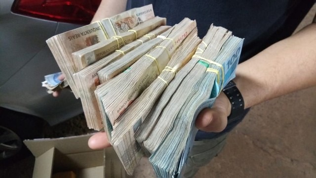 Policial é flagrado na fronteira com R$ 94 mil escondidos em câmbio de carro Cédulas apreendidas pela Polícia Federal com policial de MS (Foto: PF/Divulgação)