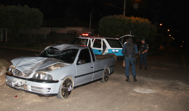Motorista bêbado bate em motocicleta e mata mulher que estava na garupa Devido a violência da batida, a frente do Saveiro ficou bastante avariada