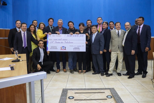 Câmara economiza com diárias e repassa R$ 100 mil para Festa do Folclore Vereadores entregam cheque simbólico ao prefeito (Foto/Assessoria)