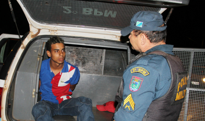 Motorista bêbado bate em motocicleta e mata mulher que estava na garupa Valter Muniz do Prado, de 21 anos, dirigia em alta velocidade quando atropelou o casal que seguia em uma motocicleta na madrugada de hoje