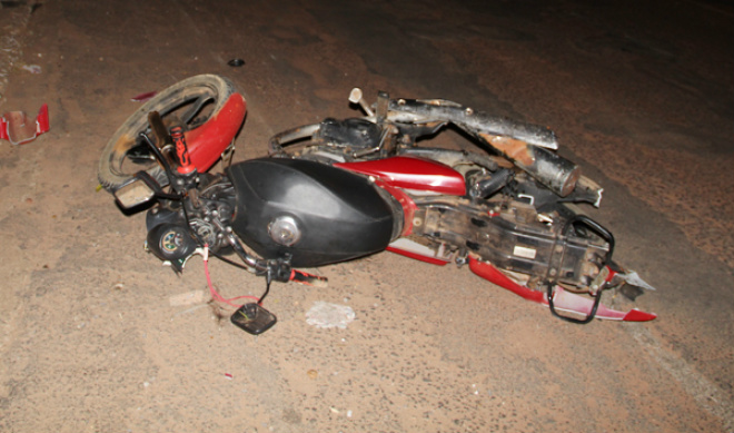 Motorista bêbado bate em motocicleta e mata mulher que estava na garupa O motocicleta foi arrastada pelo Saveiro a uma distância de 40 metros do local do impacto