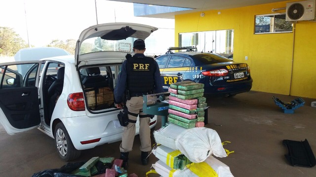 Jovem é preso com 186 kg de maconha em veículo O acusado foi preso em flagrante e encaminhado, juntamente com o veículo e a droga, a Delegacia de Polícia Civil de Água Clara.