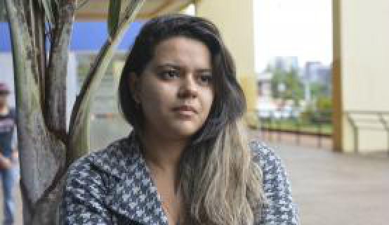 Lei Antifumo entra em vigor em todo o país A estudante Fábia Renata é a favor da Lei Antifumo(Foto: José Cruz/Agência Brasil)