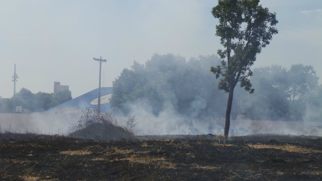 Fogo em terreno baldio causa mal estar em alunos da Funlec Ao fundo pode-se observa a quadra da Funlec, onde a fumaça adentrou na escola. (Foto: Ricardo Ojeda)