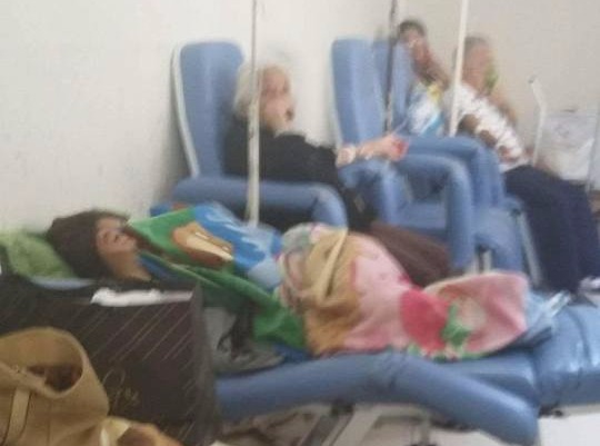 No corredor do Auxiliadora, pacientes esperam há 3 dias por vagas na internação Uma das imagens enviadas ao Perfil News pelo denunciante, relatando as condições do hospital. (Foto: Divulgação).