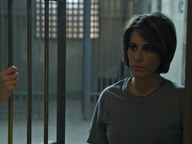 BABILÔNIA: Beatriz passa por revista íntima na prisão Beatriz tem primeira noite na prisão (Foto: TV Globo)