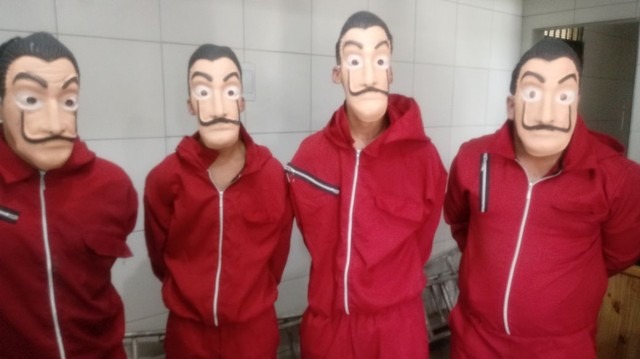 Homens fantasiados com roupas da série La Casa de Papel foram presos no Grande Recife (Foto: Reprodução/WhatsApp)
