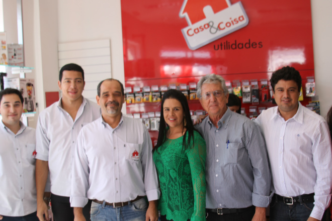 Inaugurada em Três Lagoas loja de “1002 utilidades” O casal de empresários, Luciana e Aílton Pereira com os funcionários da unidade piloto da franquia e o presidente da Associação Comercial de Três Lagoas, Atilio D’ Agosto