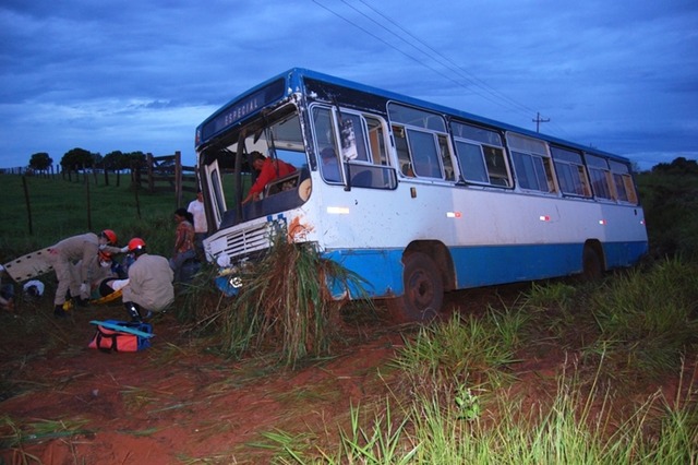 Ônibus com trabalhadores rurais sai da pista e deixa feridos entre Batayporã e Anaurilândia Imagens: Acácio Gomes / site Nova News
