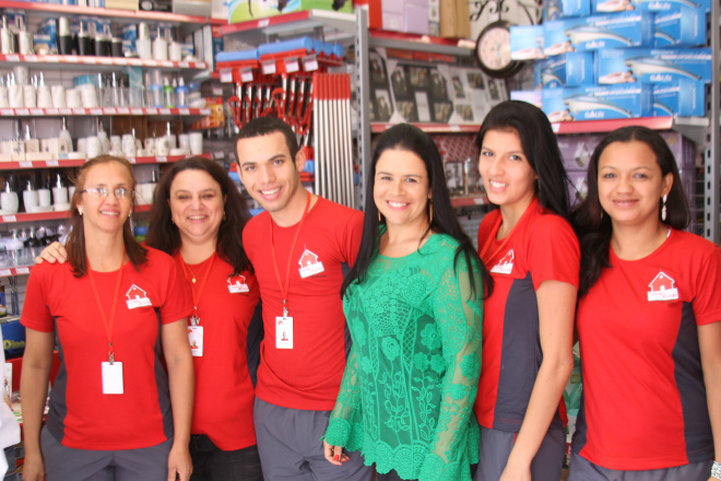 Luciana Borges com os funcionários que foram treinados para trabalhar na loja em Três Lagoas