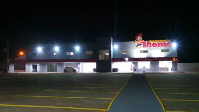 Supermercado Thomé inaugura hoje mais uma loja em Três Lagoas Construída em uma área de de 15 mil metros quadrados, a nova unidade possui estacionamento próprio para 100 veículos (Foto: Ricardo Ojeda)