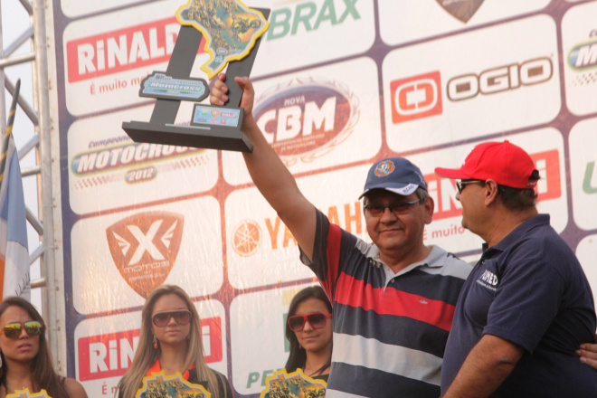 Ao lado do presidente da Funed, Antonio Coca, o jornalista Ricardo Ojeda emocionado ergue o troféu que recebeu como homenagem (Fotos: Alvaro Ojeda)