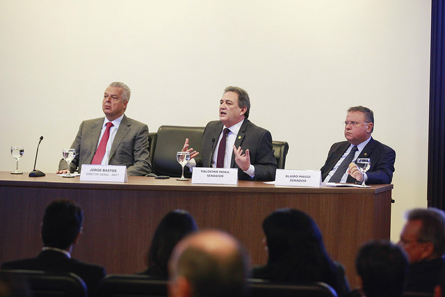 Senador Moka destaca prazo para caminhoneiro pagar dívida com BNDES Senador Moka durante a reunião entre governo e caminhoneiros. (Foto: Assessoria)