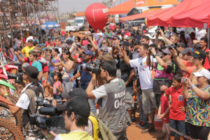 Ricardo Ojeda é homenageado durante a final do Brasileiro de Motocross