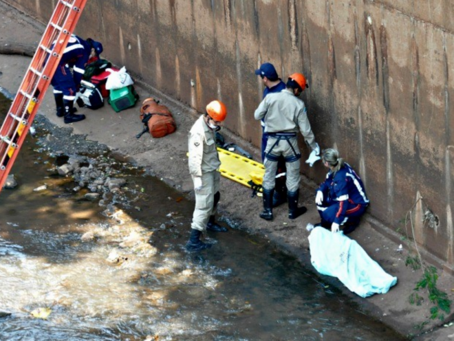 Mulher morre após cair em rio de MS, diz Corpo de Bombeiros Mulher morreu após cair em rio Anhaduizinho(Foto: Yarima Mecchi / G1 MS)