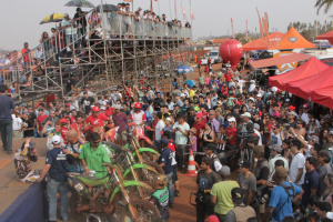 Ricardo Ojeda é homenageado durante a final do Brasileiro de Motocross