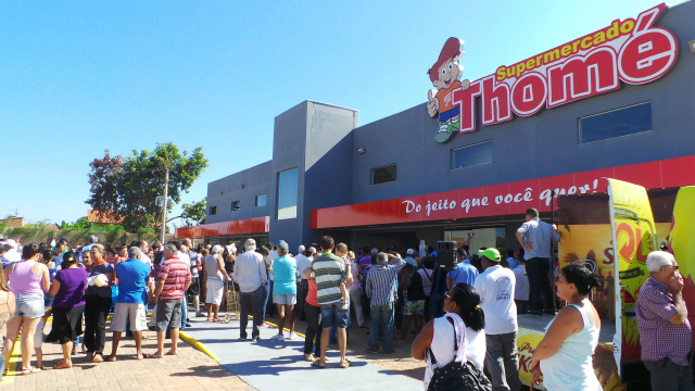 Com foguetório e muita música Supermercado Thomé inaugura filial Mesmo sendo um dia normal de trabalho e em horário comercial, mais de 600 pessoas, entre clientes e convidados marcaram presença na inauguração da filial do Supermercado Thomé (Foto: Ricardo Ojeda)