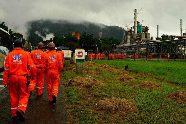 Petrobras reduz preço da gasolina em 1,38% nas refinarias Litro da gasolina passará a ser vendido por R$ 1,4337 amanhã nas refinarias, dois centavos a menos que o preço de hoje: R$ 1,4537 (Arquivo/Rovena Rosa/Agência Brasil)