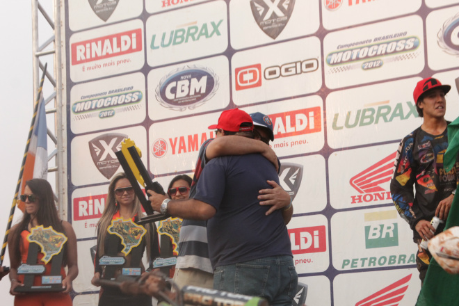 Ricardo Ojeda é homenageado durante a final do Brasileiro de Motocross