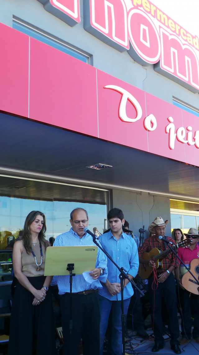 Com foguetório e muita música Supermercado Thomé inaugura filial Ao lado da esposa e do filho, o empresário Leandro Thomé faz o seu discurso de inauguração do empreendimento (Foto: Ricardo Ojeda)