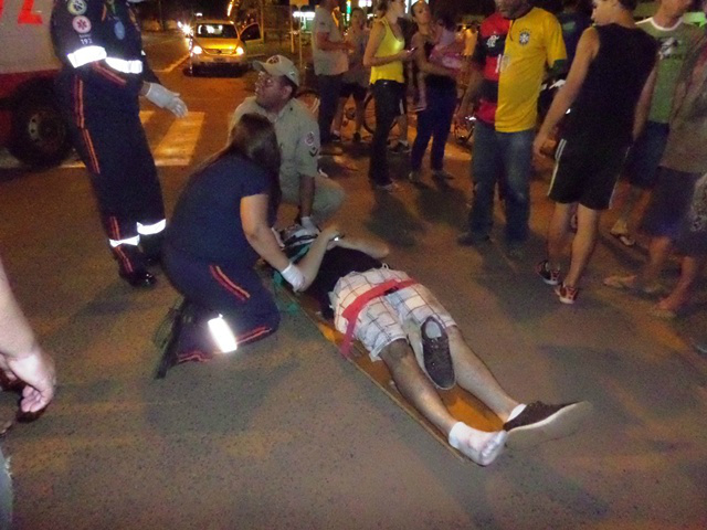 Motocicleta teria ultrapassado o sinal vermelho, colidindo contra um carro (Foto: Celso Daniel)