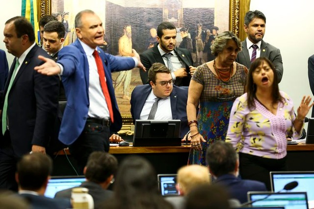 CCJ adia votação da Reforma da Previdência para a próxima semana A previsão era votar nesta quarta-feira o relatório sobre a admissibilidade da Proposta de Emenda à Constituição (PEC) 6/19, mas a sessão foi tumultuada desde o início e chegou a ser suspensa pelo presidente do colegiado até o retorno do relator para anunciar sua decisão no início da tarde.
“O que estamos procurando trabalhar é a construção de um consenso que permita discutir um texto final que atenda aos interesses da sociedade brasileira sem que haja uma desidratação no texto proposto pelo governo. Estamos estudando ainda. São 13 relatórios em apartado que foram feitos”, disse Freitas.
O relator acrescentou que deve levar em consideração todas essas questões em uma eventual complementação de voto.