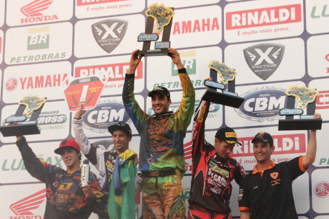 Ricardo Ojeda é homenageado durante a final do Brasileiro de Motocross