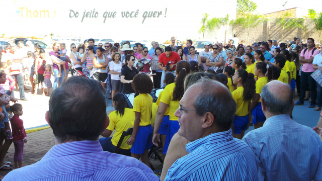 Com foguetório e muita música Supermercado Thomé inaugura filial O empresário Leandro Thomé observa o grande número de pessoas que compareceram à inauguração (Foto: Ricardo Ojeda)