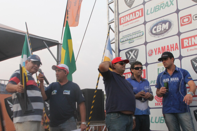Ricardo Ojeda é homenageado durante a final do Brasileiro de Motocross