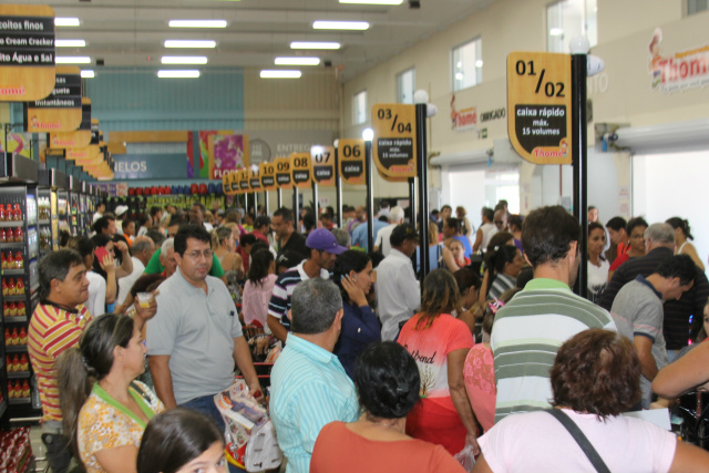 Com foguetório e muita música Supermercado Thomé inaugura filial Centenas de clientes compareceram a inauguração para aproveitar os preços promocionais (Foto: Rodolfo Gomes)