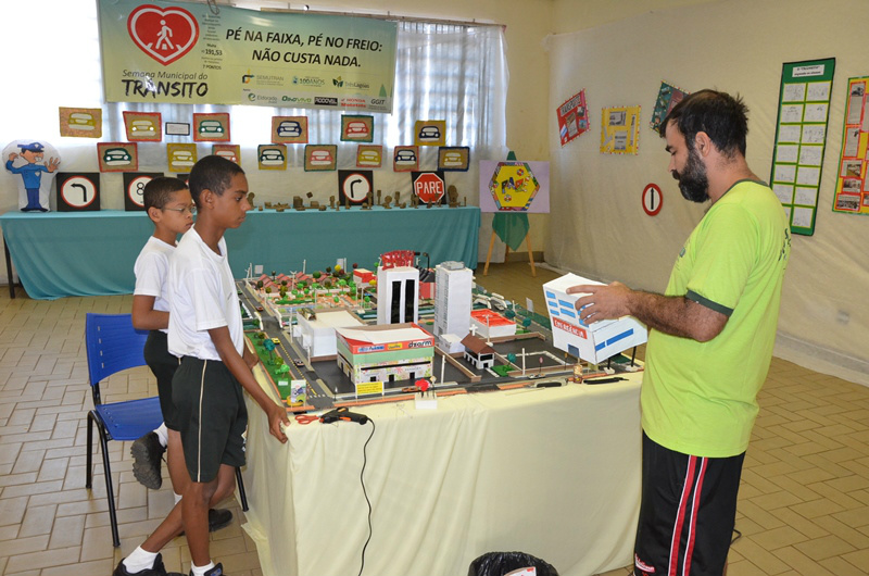 Secretaria encerra Semana de Trânsito 2015 As crianças e adolescentes atendidos pelo CRASE “Coração de Mãe” realizaram apresentações culturais com foco na consciência e respeito no trânsito. (Foto: Assessoria)