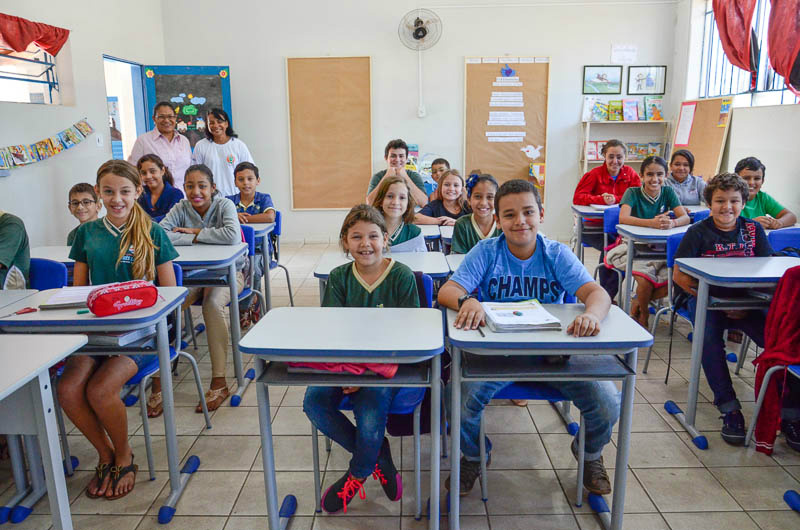 Comunidade escolar comemora abertura de licitação para reforma da escola Flausina de Assunção Alunos, professores e a direção da Escola Municipal Flausina de Assunção Marinho receberam com alegria a notícia da abertura da licitação para a contratação da empresa que realizará a ampliação e reforma da escola. (Foto: Assessoria)