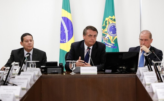 Decreto para flexibilizar posse de armas sai na próxima semana, diz Onyx O presidente Jair Bolsonaro entre o vice-presidente da República, Hamilton Mourão, e o ministro da Casa Civil, Onyx Lorenzoni, durante reunião no Palácio do Planalto nesta terça-feira (8) — Foto: Alan Santos/Presidência da República
