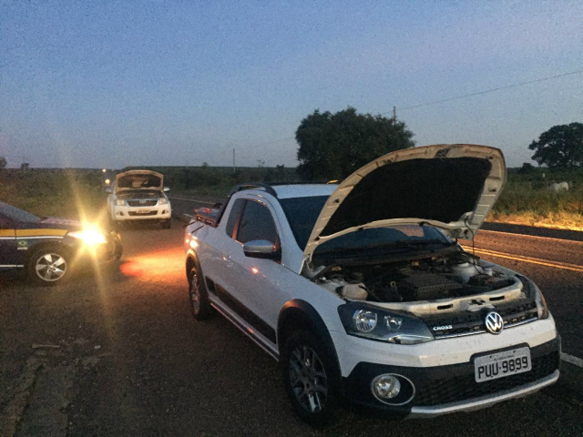 Uma saveiro e uma hilux foi apreendidas durante a abordagem policial da PRF. (Foto: Assessoria)