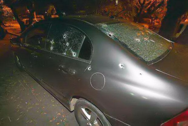 Bandidos armados assaltam a Protege de Araçatuba e atacam quartel da PM Carro ficou totalmente destruído após tiroteio (Foto: Folha da Região)