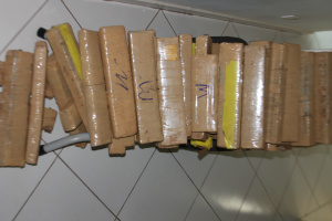 Polícia Federal de Três Lagoas tira de circulação 700 quilos de maconha A droga foi descarregada no interior da delegacia onde passará por pesagem