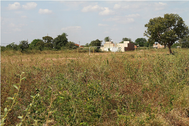 Roçada e manutenção terreno e campo no Jardim Nova Americana. (Foto: Assessoria)