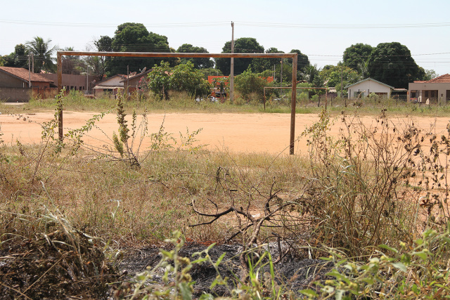 Limpeza  e roçada campo de futebol bairro Vila Santana. (Foto: Divulgação)